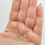 Ezüst átfűzős fülbevaló virággal