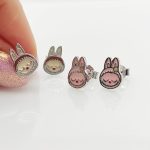 Ezüst Labubu stílusú fülbevaló