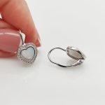 Ezüst fülbevaló fehér opállal