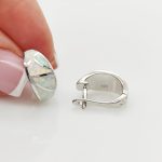 Ezüst fülbevaló fehér opállal