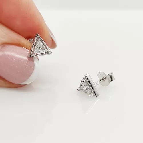Ezüst modern köves háromszög fülbevaló