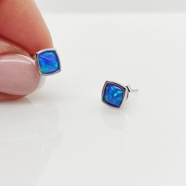 Ezüst szögletes fülbevaló kék opállal