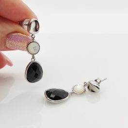 Ezüst fülbevaló fehér és fekete onixszal