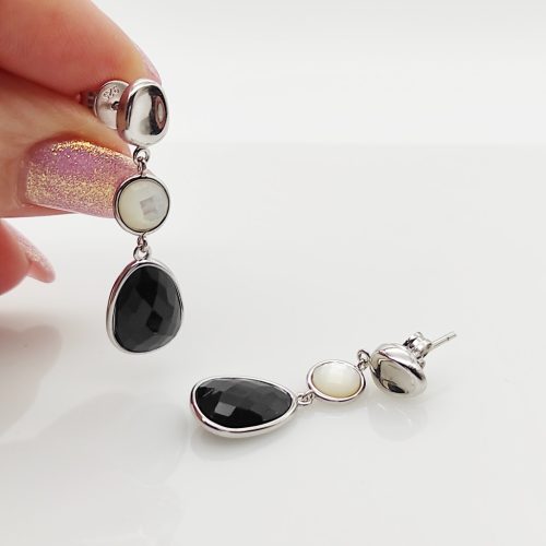 Ezüst fülbevaló fehér és fekete onixszal