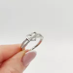 Ezüst modern szíves gyűrű cirkóniákkal