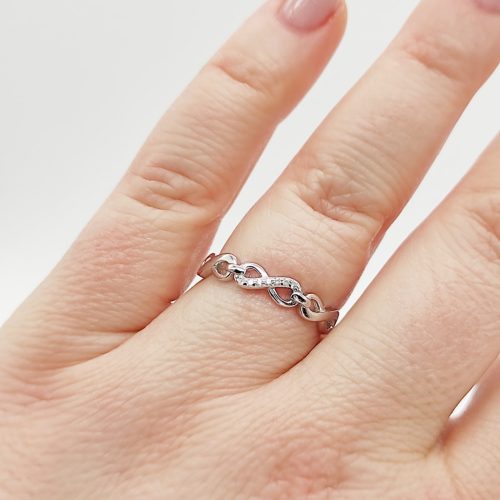 Ezüst modern végtelenes gyűrű cirkóniákkal