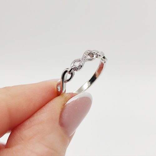 Ezüst modern végtelenes gyűrű cirkóniákkal