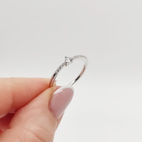 Ezüst modern gyűrű cirkóniákkal