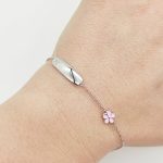 Ezüst gravírozható, virágos gyermek karlánc