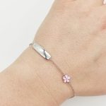 Ezüst gravírozható, virágos gyermek karlánc