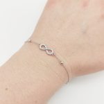 Ezüst végtelenes karlánc cirkóniákkal