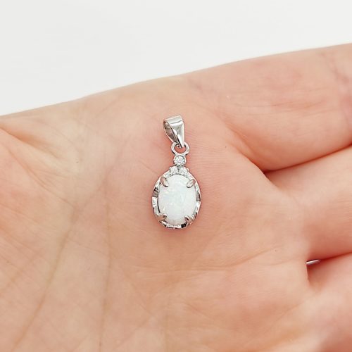 Ezüst medál fehér opállal és cirkóniával