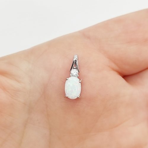 Ezüst medál fehér opállal és cirkóniával