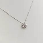 Ezüst nyaklánc egy köves medállal button foglalatban