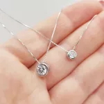 Ezüst nyaklánc egy köves medállal button foglalatban