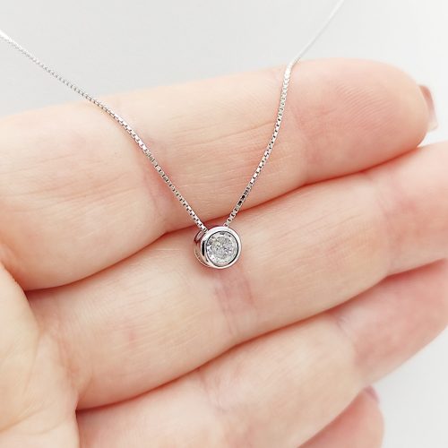 Ezüst nyaklánc egy köves medállal button foglalatban