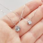 Ezüst nyaklánc egy köves medállal button foglalatban