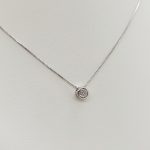Ezüst nyaklánc egy köves medállal button foglalatban
