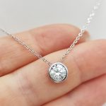 Ezüst nyaklánc egy köves buttonos medállal