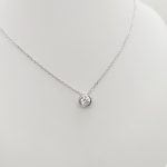 Ezüst nyaklánc egy köves buttonos medállal