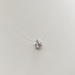 Damilnyaklánc egy köves ezüst medállal