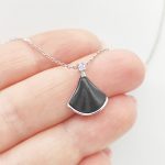 Ezüst nyaklánc modern fekete medállal