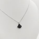 Ezüst nyaklánc modern fekete medállal