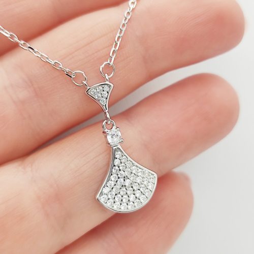 Ezüst nyaklánc szikrázó köves medállal