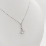 Ezüst nyaklánc szikrázó köves medállal