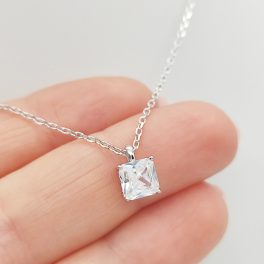 Ezüst nyaklánc szögletes cirkónia medállal