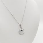 Ezüst nyaklánc modern mutatós medállal