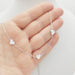 Ezüst gyermek nyaklánc fehér szívekkel