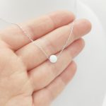 Ezüst nyaklánc fehér opál gömbbel