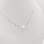 Ezüst nyaklánc fehér opál gömbbel