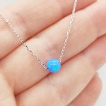 Ezüst nyaklánc kék opál gömbbel