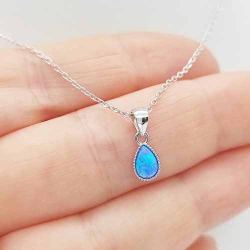 Ezüst nyaklánc kis kék opál cseppel