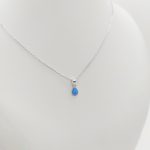 Ezüst nyaklánc kis kék opál cseppel