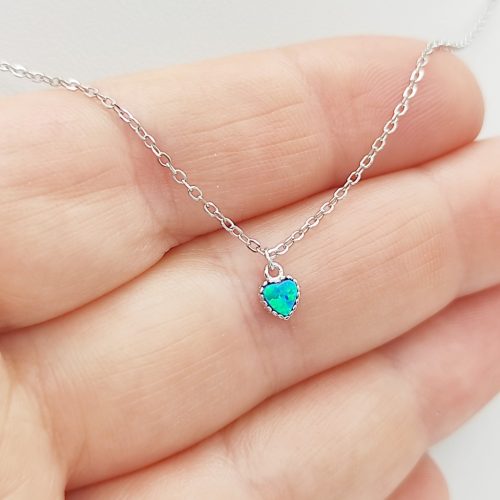 Ezüst nyaklánc apró kék opál szívvel