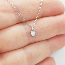 Ezüst nyaklánc apró fehér opál szívvel