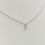 Ezüst nyaklánc apró fehér opál szívvel