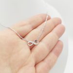 Ezüst nyaklánc köves végtelen medállal