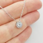 Ezüst nyaklánc elegáns köves medállal