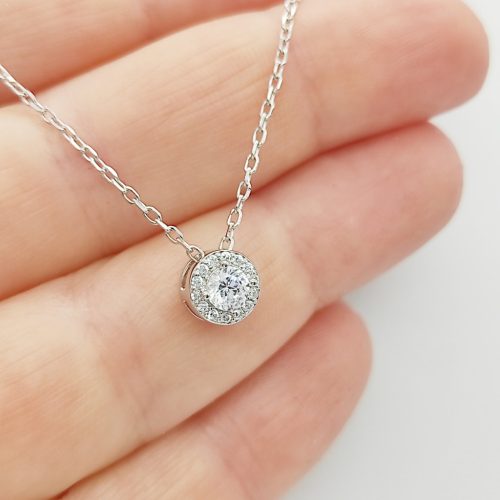 Ezüst nyaklánc elegáns köves medállal