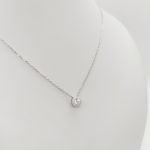 Ezüst nyaklánc elegáns köves medállal