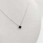 Ezüst nyaklánc fekete lóherével