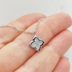 Ezüst nyaklánc szikrázó virág medállal