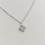 Ezüst nyaklánc szikrázó virág medállal