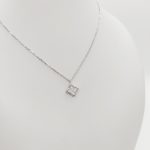 Ezüst nyaklánc szikrázó virág medállal