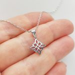 Ezüst nyaklánc kis virág medállal