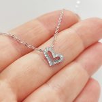 Ezüst nyaklánc kis köves szív medállal